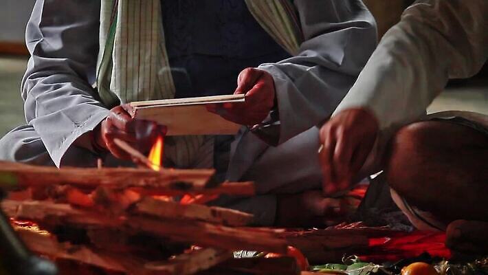 손 남자 아시아 종교 불교 불 사람 동양인 컬러풀 기도 시골 사찰 의식 영혼 원주민 연기 가난 성직자 승려 인도인 묘사 명상 복고 예배 향기 네팔 라마 민화 신앙심 힌두교 MOV 해외동영상 클립영상 자연요소 외국인 나라 컬러 컨셉 종교건축 인종 신체부위 아프리카인 그림 냄새 동영상 파일형식
