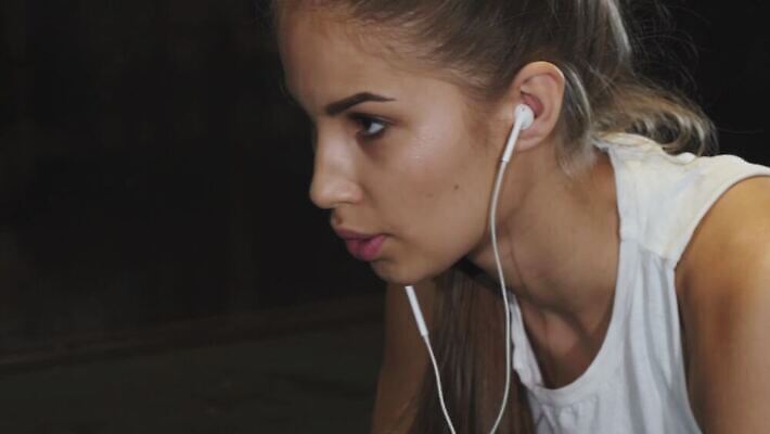 모양 라이프스타일 웰빙 옷 여자 스포츠 신체 다이어트 근육 건강 한명 취미 일상 운동 힘 결심 엉덩이 보디빌딩 전화기 집중 연습 체육관 언론 노력 돌봄 섹슈얼리티 자극 4K MOV 해외동영상 클립영상 1 컨셉 모션 사람 라이프 생활 신체부위 헬스 동영상 파일형식