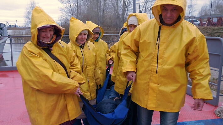 백인 직업 여자 남자 유니폼 날씨 노동자 함께함 안전 사람 정장 여러명 성인 노란색 재킷 장비 코트 긴급 업무 도움 예수 구출 보호 구조원 사건 동료 영웅 기어 적재 도우미 돌봄 방수 피해자 헬프 MOV 해외동영상 클립영상 서양인 옷 컬러 다수 컨셉 관계 모션 외투 피해 작업 신_종교 동영상 파일형식