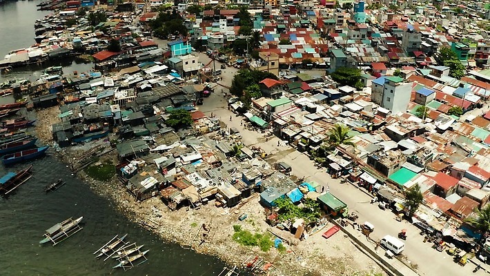 아시아 거리 주택 동양인 사람없음 야외 건물 강 도시풍경 환경 도시 오염 도심 쓰레기 폐기물 오두막 플라스틱 가난 사회이슈 해안도시 지역 타운 낭비 빈민가 생태학 소셜 옛날 인구 조감도 판잣집 혼란 4K MOV 해외동영상 클립영상 건축물 교육 나라 컨셉 재질 인종 풍경 동영상 파일형식