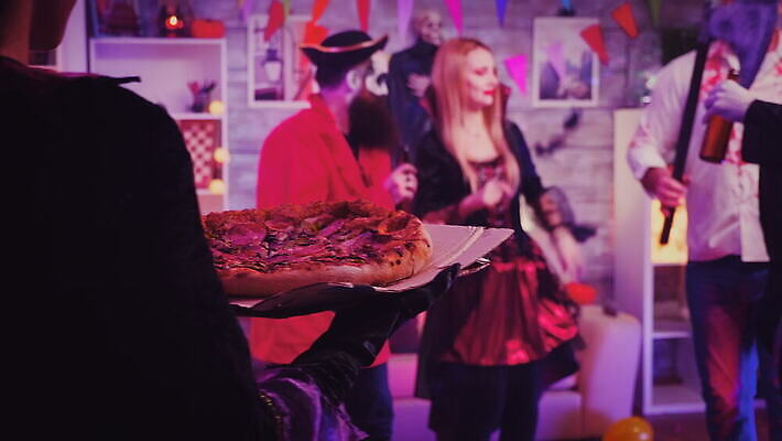 캐릭터 전통 드레스 옷 여자 휴가 피자 이벤트 장식 친구 청춘 파티 방 마시기 알코올 춤 위험 무서움 악마 마녀 긍정 변장 해적 나쁜 초능력 호러 4K MOV 해외동영상 클립영상 감정 컨셉 관계 모션 문화예술 패스트푸드 서양음식 사람 도둑 공포 동영상 파일형식