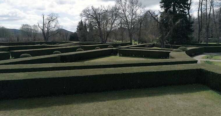 공원 벽 주택 풍경 사람없음 초록색 물 정원 궁전 낭만 성 중세 역사 보행로 재산 보호 분수 프라하 프랑스어 고딕 고립 공화국 로마인 왕국 스타일 4K MP4 해외동영상 클립영상 자연요소 문자 건축물 공공시설 나라 길 컬러 컨셉 고건축 인종 건물 금융 체코 동영상 파일형식