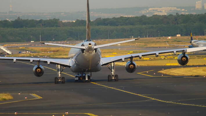 교통시설 비행기 동양인 사람없음 공항 항공 상업 제트기 견인 엔진 대패 착륙 프랑크푸르트 항공사 4K MOV 해외동영상 클립영상 산업 교통 항공교통 대중교통 독일 인종 도시 시설 동영상 파일형식