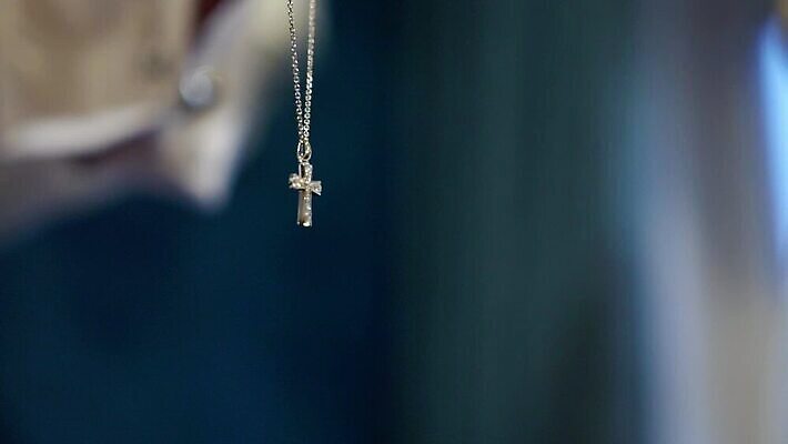 기독교 종교 십자가 목걸이 장신구 사람없음 빛 고급 은색 보석 오브젝트 다이아몬드 신앙심 팬던트 MOV 해외동영상 클립영상 컬러 컨셉 광석 동영상 파일형식