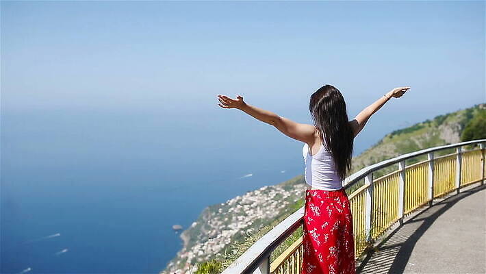백인 라이프스타일 드레스 여자 행복 유럽 바다 여행 백그라운드 휴가 한명 사람 빨간색 여름 노란색 유행 여행객 우주 마을 맑음 놀람 이탈리아 낭만 자유 신혼여행 흰색 도시 밀짚 랜드마크 혼자 카피스페이스 MOV 해외동영상 클립영상 서양인 1 옷 계절 감정 나라 컬러 결혼 컨셉 날씨 표정 생활 공백 짚 동영상 파일형식