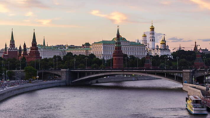 계절 분홍색 여행 건축양식 자동차 하늘 아침 휴가 조명 거리 파노라마 사람없음 여름 빛 강 도시풍경 반사 탑 맑음 황혼 일몰 도시 시간 센터 황금 야간 저녁 러시아 종탑 빛망울 랜드마크 모스크바 크렘린궁전 4K 타임랩스 MOV 해외동영상 클립영상 주간 자연요소 건축물 건축 유럽 육상교통 컬러 날씨 촬영기법 풍경 노을 궁전 동영상 크렘린 파일형식