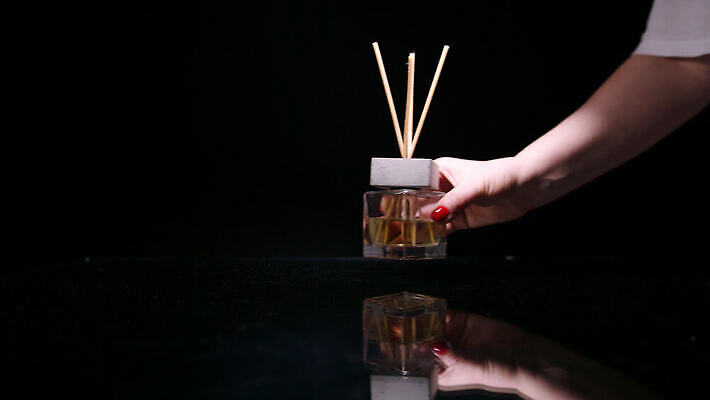 백그라운드 표면 실내 빛 인테리어 반사 검은색 거울 오브젝트 아로마테라피 고립 4K MOV 해외동영상 슬로모션 클립영상 디자인 컬러 촬영기법 내부 테라피 동영상 파일형식