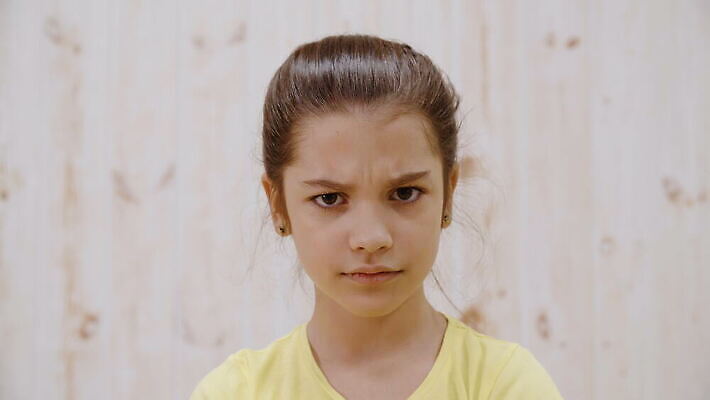 백인 1 응시 여자 감정 얼굴 어린이 표정 한명 서기 10대 머리 금지 분노 짜증 찡그림 눈썹 불쾌함 불만 나쁜 부정적 싫은 심각 4K MOV 해외동영상 클립영상 서양인 시선 컨셉 모션 청소년 사람 신체부위 동영상 파일형식