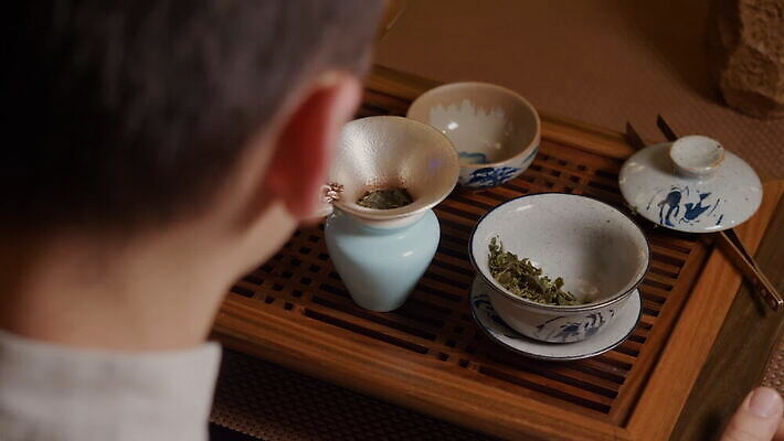 전통 음료 휴식 주류 한명 사람 동양인 목재 컵 초록색 일본 중국 화목 수확 마시기 신선 최고 뜨거움 사발 붓기 차 맛 어깨 준비 향기 냄새 아로마 서빙 주인 DIY 투입 MOV 해외동영상 클립영상 나무 1 식기 아시아 컬러 컨셉 농업 재료 모션 인종 취미 신체부위 사기그릇 동영상 파일형식