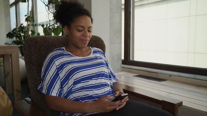 직업 라이프스타일 응시 여자 행복 인터넷 텍스트 통신 창문 모바일 주택 세포 한명 미소 웃음 사람 성인 스마트폰 핸드폰 검은색 메시지 안락의자 온라인 내추럴 문자메시지 진짜 4G 혼혈 4K MOV 해외동영상 클립영상 1 시선 감정 컬러 의자 표정 IT 건물 생활 전자제품 스마트기기 다문화 동영상 파일형식