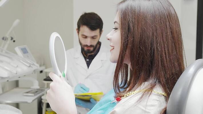 직업 남자 의자 실내 건강 치과 병원 미소 웃음 두명 치료 약 거울 환자 의사 작업 입 치아 청소 치과의사 치과용품 방문 보험 틀니 돌봄 위생관리 치아교정 치위생사 4K 구강학 MOV 해외동영상 클립영상 가구 의학 모션 표정 관리 사람 내부 신체부위 의료진 의료용품 소화기관 교정 동영상 파일형식 생활용품 의료기기 장기 신체 오브젝트