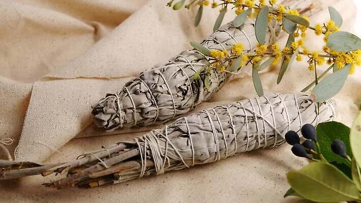 잎 요가 휴식 여러명 사람없음 치료 장식 미국 화목 마법사 약재 흰색 약초 샌들 신비 인도인 청소 허브 보따리 향기 아로마테라피 연소 세이지 수공예품 자연요법 집착 4K MP4 해외동영상 클립영상 외국인 식물 웰빙 컬러 다수 신발 컨셉 북아메리카 의학 사람 동양인 약 풀_식물 공예품 냄새 테라피 동영상 파일형식