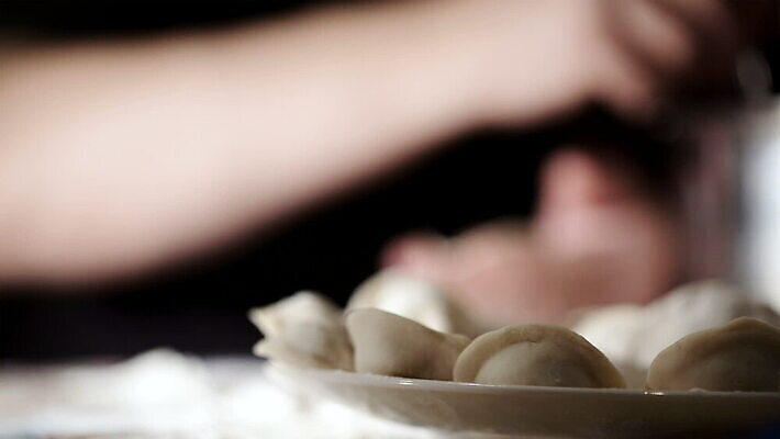 전통 접시 손 음식 주택 육류 요리 식사 닫기 반죽 러시아 만들기 밀가루 폭식 러시아인 스터핑 우크라이나 많음 MOV 해외동영상 클립영상 서양인 식기 유럽 컨셉 식재료 모션 건물 신체부위 가루 동영상 파일형식