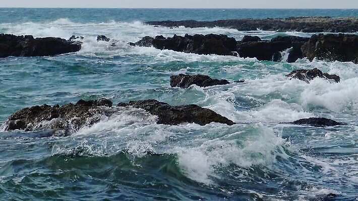 파도 바다 백그라운드 모션 자연 하늘 바람 날씨 사람없음 야외 물 파란색 환경 항구 검은색 어둠 힘 절벽 젖음 흰색 만 거친 떨어짐 위험 충돌 분무기 폭풍 대서양 단절 폭풍우 허리케인 스플래쉬 수평선 4K MP4 해외동영상 클립영상 자연요소 컬러 컨셉 교통시설 비_날씨 자연재해 생태계 동영상 파일형식