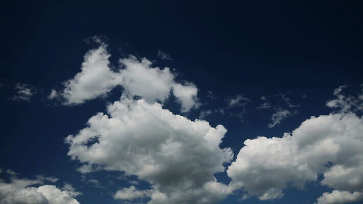 구름 컬러 백그라운드 자연 하늘 날씨 풍경 사람없음 야외 가로 여름 파란색 빛 햇빛 태양 우주 환경 흰색 전원 분위기 장면 천국 솜털 스카이라인 내추럴 오존 적란운 천창 유일 타임랩스 MOV 해외동영상 클립영상 자연요소 계절 컨셉 촬영기법 전기에너지 생태계 동영상 파일형식 구름_자연