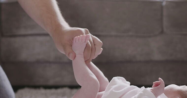 백인 여자 남자 딸 가정 가족 잉글랜드 실내 사랑 두명 부모 육아 아기 아빠 보호 돌봄 4K MOV 해외동영상 클립영상 서양인 감정 컨셉 관계 모션 영국 사람 내부 동영상 파일형식