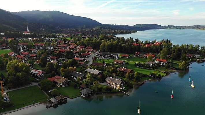 나무 유럽 호수 여행 자연 하늘 산 독일 파노라마 사람없음 야외 물 파란색 관광지 교회 마을 보트 언덕 장면 타운 바이에른 바이에른사람 산맥 4K MOV 해외동영상 클립영상 자연요소 식물 나라 컬러 배_교통 종교건축 촬영기법 건물 도시 생태계 동영상 파일형식