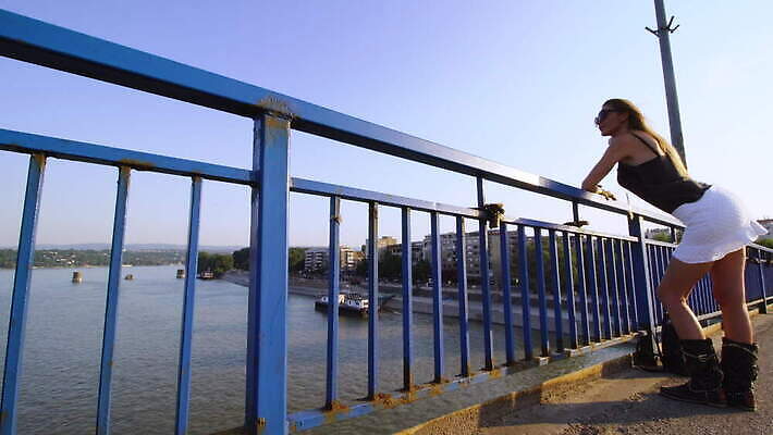 모델 1 라이프스타일 여자 도로 신발 휴식 거리 건강 한명 사람 성인 야외 강 치마 태양 섹시 맑음 시골 도시 화려 우아함 날씬함 타운 단계 다뉴브강 세르비아 혼자 4K MOV 해외동영상 클립영상 자연요소 길 컨셉 교통시설 하의 날씨 생활 몸매 동영상 파일형식