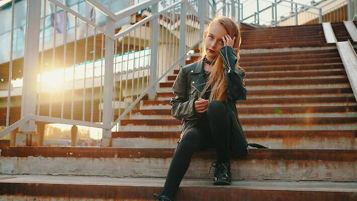 1 라이프스타일 응시 여자 산업 얼굴 포즈 백그라운드 휴식 거리 한명 사람 앉기 10대 청춘 햇빛 뷰티 유행 계단 검은색 재킷 도시 황금 저녁 가죽 그런지 땅바닥 바이크레이서 배려 펑크 혼자 MOV 해외동영상 클립영상 시선 컬러 컨셉 모션 청소년 바닥 생활 신체부위 태양 외투 야간 동영상 파일형식