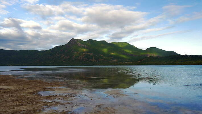 섬 자연 하늘 산 사람없음 초록색 물 언덕 장면 내추럴 모리셔스 4K MOV 해외동영상 클립영상 자연요소 컬러 생태계 동영상 파일형식