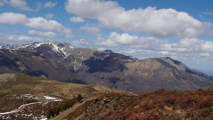 구름 공원 유럽 여행 자연 하늘 산 파노라마 풍경 사람없음 야외 파란색 여행객 봄 트래킹 하이킹 프랑스 바위 정상 프랑스어 산악지대 랜드마크 전국 절정 눈내림 4K MP4 해외동영상 클립영상 자연요소 문자 계절 공공시설 나라 컬러 레저 눈_날씨 촬영기법 사람 돌_바위 생태계 동영상 파일형식