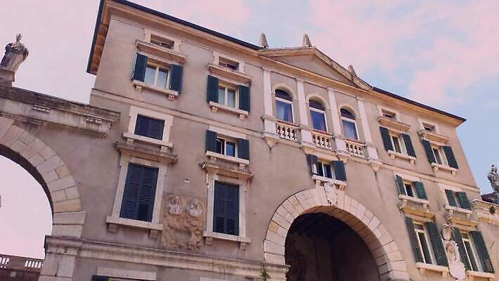 구름 실루엣 유럽 문화 여행 크리스마스 건축양식 하늘 벽돌 미술 사람없음 건물 물 도시풍경 조각상 탑 이탈리아 궁전 골동품 도시 시간 중세 역사 저녁 땅 지중해 정사각형 볼트 타운 랜드마크 로마인 베로나 옛날 4K 타임랩스 MP4 해외동영상 클립영상 자연요소 도형 건축물 기념일 건축 나라 바다 고건축 문화예술 촬영기법 인종 풍경 조형물 공구 야간 동영상 파일형식