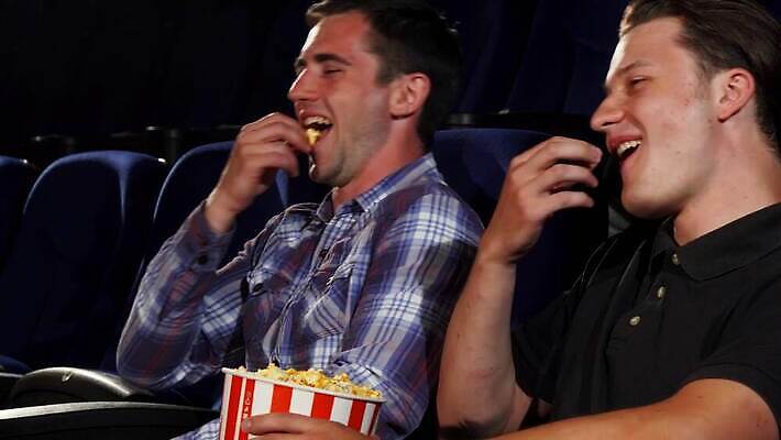 라이프스타일 웰빙 남자 행복 감정 문화 통신 관계 휴가 휴식 실내 대화 미소 사람 내부 두명 10대 친구 우정 표현 관찰 영화관 극장 필름 영화 즐거움 긍정 팝콘 주말 환영 객석 줄서기 채팅 4K MOV 해외동영상 클립영상 컨셉 모션 청소년 문화예술 표정 말하기 생활 동영상 파일형식