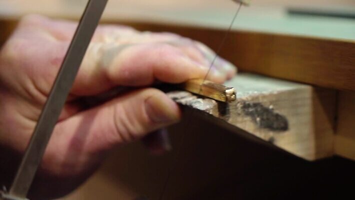 백인 직업 손 디자인 산업 장신구 공장 불 노동자 기술 관리 창조 빛 금속 장비 공구 반지 잡기 업무 작업실 황금 고급 수리 제조 은색 상품 보석 만들기 다이아몬드 고정 닦기 판화 공예가 백금 MOV 해외동영상 클립영상 자연요소 서양인 컬러 컨셉 공업 모션 재질 미술 신체부위 도구 작업 광석 동영상 파일형식