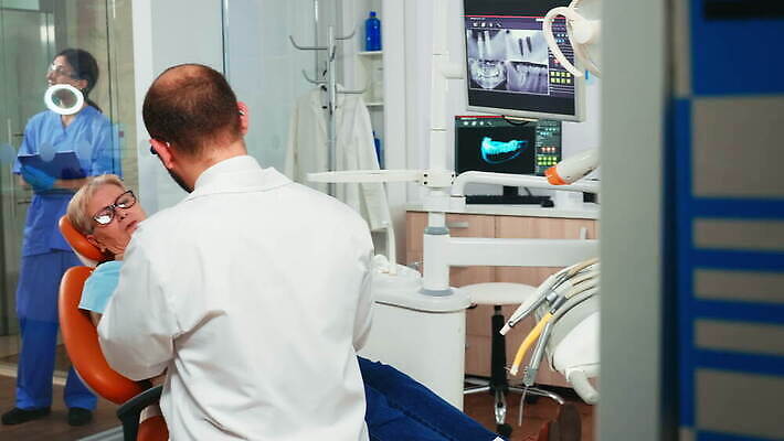 직업 유니폼 건강 치과 병원 말하기 설명 치료 약 장비 환자 의사 도구 자신감 발표 치아 치과의사 예방 방문 틀니 설문지 옛날 치아교정 치통 뉴노멀 4K 구강학 MOV 해외동영상 클립영상 옷 감정 의학 모션 경제 의료진 소화기관 질병 교정 동영상 파일형식