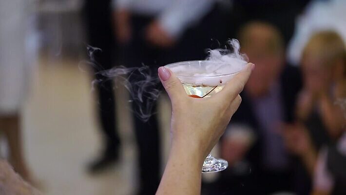 백인 손 여자 기념일 남자 음료 결혼 와인잔 응원 유리 성공 휴가 기념 주류 사람 이벤트 성인 파티 식당 와인 축제 흰색 축하 알코올 잡기 칵테일 바 생일 액체 샴페인 토스트 유리그릇 메를로 양조장 스플래쉬 MOV 해외동영상 클립영상 서양인 그릇 빵 컬러 컨셉 술잔 모션 재질 신체부위 상점 동영상 파일형식