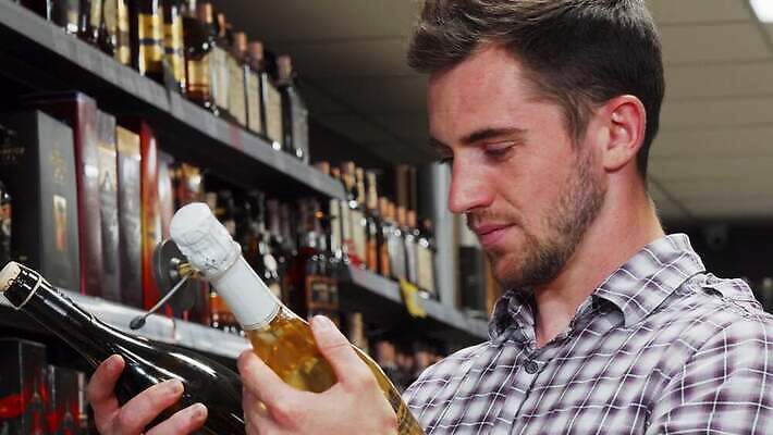 라이프스타일 잡화 기념일 남자 기념 주류 한명 사람 이벤트 성인 금융 쇼핑 파티 라벨 세일 상점 와인 축하 알코올 도시 퍼즐 시장 선택 상품 가격 통로 상업 소매 슈퍼마켓 신발장 양조장 혼란 4K MOV 해외동영상 클립영상 1 음료 컨셉 프레임 생활 경제 동영상 파일형식