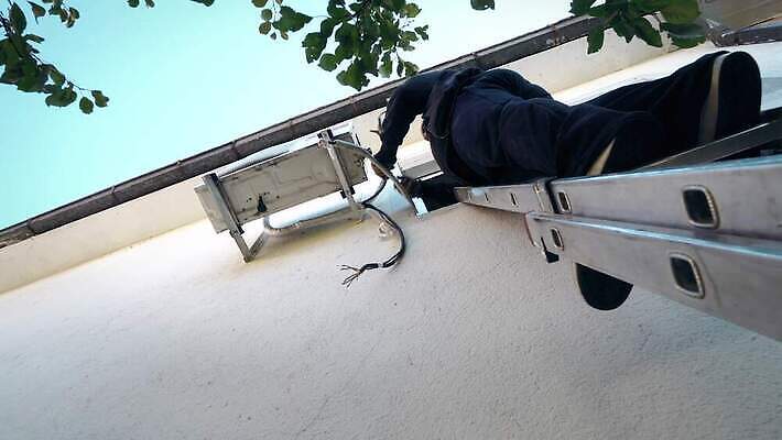 직업 남자 행복 산업 노동자 주택 안전 사람 물 장비 에너지 흰색 공구 스패너 최고 업무 뜨거움 기술자 수리 난방기 서비스 상업 시스템 고정 다리찢기 유지 린스 배관공 보일러 설치 용광로 4K MP4 해외동영상 클립영상 자연요소 감정 컬러 모션 건물 도구 작업 동영상 난방용품 파일형식