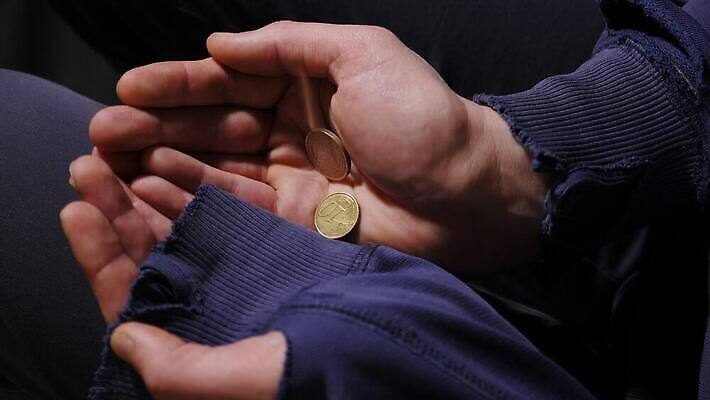 노년 남자 돈 비즈니스 관리 사람 금융 경제 동전 유로 잡기 닫기 가난 실업 문제 기부 거지 구걸 노숙자 돌봄 소셜 수입 우울증 위기 헬프 자선단체 4K MOV 해외동영상 클립영상 컨셉 모션 성인 도움 그룹 재산 질병 동영상 자선 파일형식