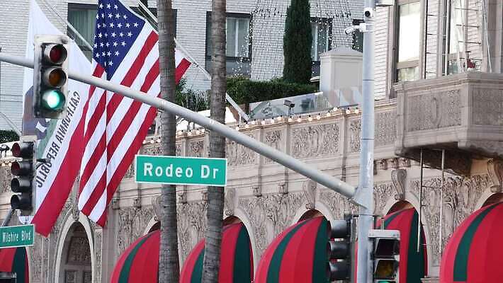 도로 여행 컨셉 돈 성공 거리 사람없음 쇼핑 햇빛 유행 라벨 미국 운전 깃발 도시 화려 재산 고급 도심 성조기 구매 심볼 사인 캘리포니아 태평양 대도시 로데오 로스앤젤레스 부티크 프리미엄 4K MP4 해외동영상 클립영상 길 바다 북아메리카 교통시설 모션 프레임 금융 태양 국기 동영상 파일형식