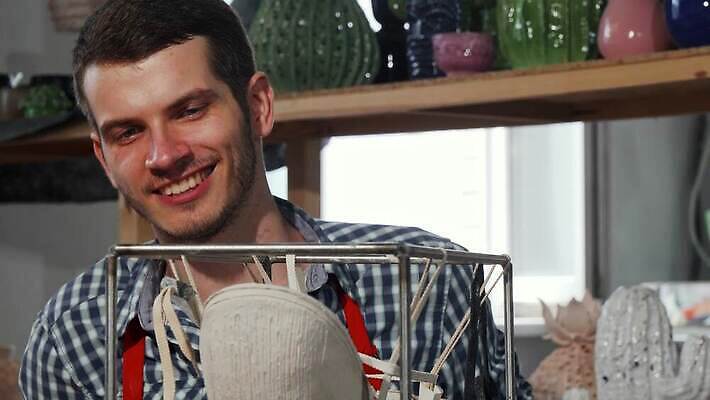 직업 전통 문화 조각 인터넷 사업가 성공 노동자 창조 미술 한명 취미 스마트폰 상점 업무 비즈니스맨 도자기 작업실 제조 공예 긍정 예술가 온라인 장인 조형 주인 수공예 도예가 조각가 핸드메이드 4K MOV 해외동영상 클립영상 1 남자 컨셉 비즈니스 문화예술 사람 핸드폰 스마트기기 작업 직장인 동영상 파일형식