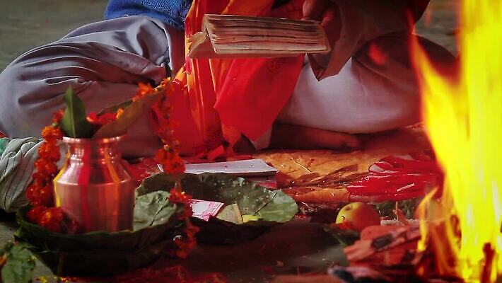 손 남자 아시아 종교 불교 불 사람 동양인 사람없음 컬러풀 기도 시골 사찰 의식 영혼 원주민 연기 가난 성직자 승려 인도인 묘사 명상 복고 예배 향기 네팔 라마 민화 신앙심 힌두교 MOV 해외동영상 클립영상 자연요소 외국인 나라 컬러 컨셉 종교건축 인종 신체부위 아프리카인 그림 냄새 동영상 파일형식