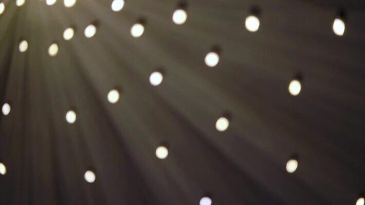 줄 결혼 전구 휴가 조명 주택 매달리기 사람없음 장식 빛 노란색 파티 축제 화환 황혼 모임 수확 등불 램프 축하 야간 저녁 오브젝트 잔치 보케 빛망울 광 뒤뜰 텅스텐 MOV 해외동영상 클립영상 자연요소 꽃 컬러 컨셉 농업 모션 이벤트 건물 일몰 원소 동영상 파일형식