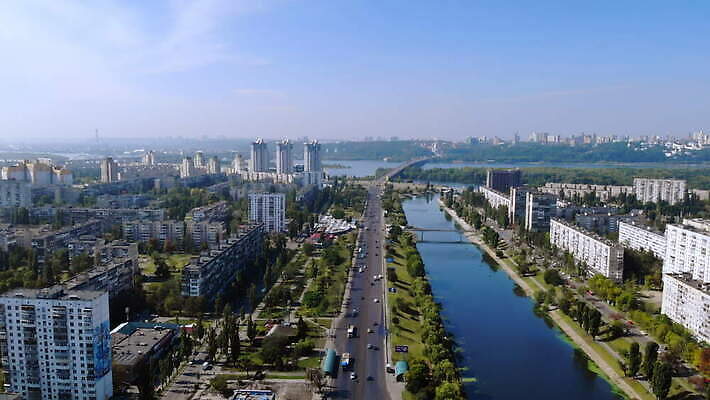 도로 자동차 아침 풍경 사람없음 건물 강 도시풍경 도시 타운 항공촬영 우크라이나 4K MOV 해외동영상 클립영상 주간 건축물 유럽 길 육상교통 뷰포인트 교통시설 동영상 파일형식