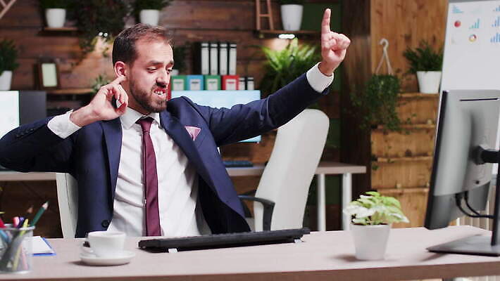 라이프스타일 남자 행복 비즈니스 사업가 성공 웃음 사람 정장 사무실 기쁨 댄서 축하 표현 춤 비즈니스맨 자신감 즐거움 만족 흥분 경영자 리더 펑키 바보 필승 혼자 표현성 자극 4K MOV 해외동영상 클립영상 직업 옷 감정 컨셉 문화예술 표정 생활 우승 직장인 동영상 파일형식