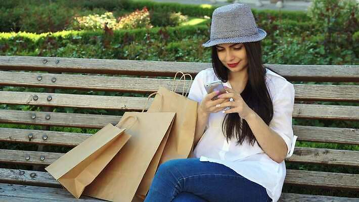 백인 모델 모자 라이프스타일 행복 얼굴 백그라운드 인터넷 벤치 가방 통신 휴식 갈색머리 관리 한명 사람 성인 야외 건물 파란색 스마트폰 핸드폰 쇼핑 유행 스크린 봄 낭만 타이핑 도시 메시지 일반 문자메시지 터치스크린 스타일 4K MOV 해외동영상 클립영상 서양인 1 헤어스타일 건축물 잡화 계절 감정 컬러 컨셉 의자 생활 신체부위 전자제품 스마트기기 동영상 파일형식