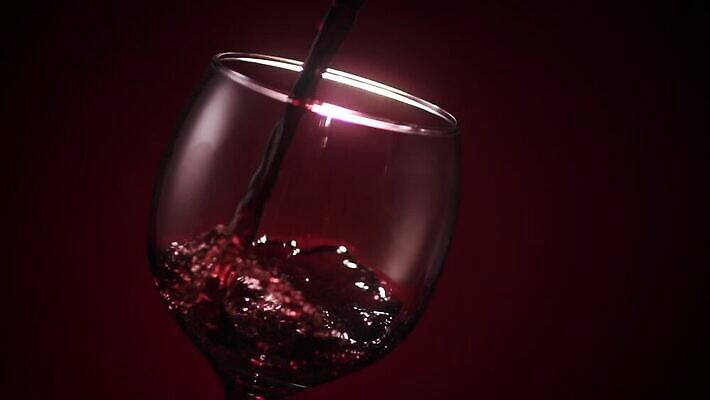 와인잔 사람없음 빨간색 와인 어둠 알코올 액체 붓기 떨어짐 MOV 해외동영상 클립영상 컬러 컨셉 술잔 모션 주류 동영상 파일형식