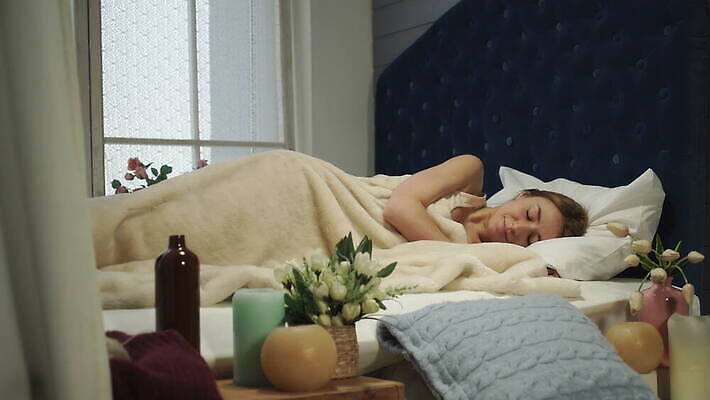 백인 1 응시 여자 얼굴 베개 아침 휴식 주택 한명 사람 뷰티 머리 덮개 분노 흰색 침대 담요 거짓말 숨기 4K MOV 해외동영상 클립영상 주간 서양인 시선 감정 컬러 가구 컨셉 침구 모션 건물 신체부위 뚜껑 동영상 파일형식