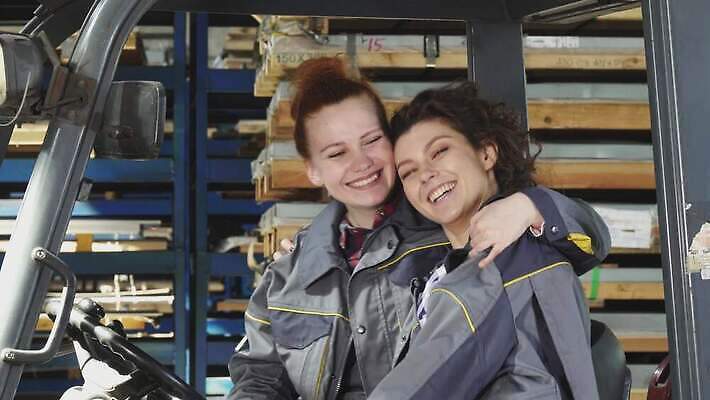 직업 여자 행복 산업 유니폼 회사 비즈니스 통신 공장 포옹 노동자 함께함 두명 친구 우정 운전 화물 작업 기술자 운전사 배달원 종업원 창고 동료 수납 짐차 지게차 짐싸기 경영 분배 운영자 공급 4K MOV 해외동영상 클립영상 옷 감정 컨셉 공업 관계 안기 모션 자동차 사람 운송업 중장비 동영상 파일형식