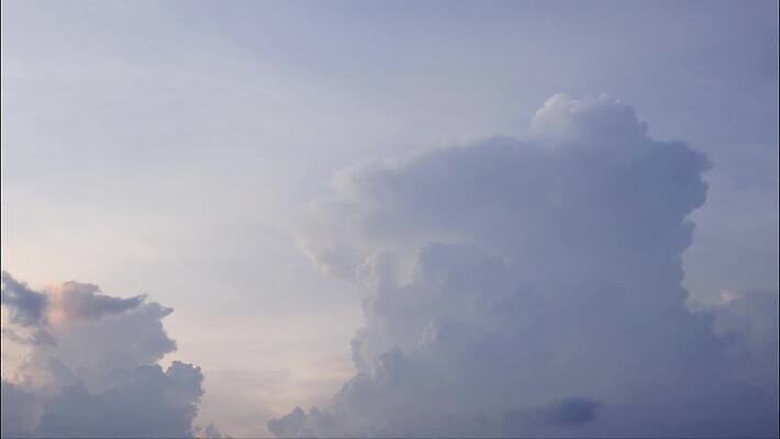 구름 백그라운드 모션 하늘 날씨 추상 그림자 풍경 사람없음 야외 여름 태양 우주 스크린 어둠 분위기 연기 번개 속도 장면 폭풍 흐림 내추럴 오존 폭풍우 4K 타임랩스 MP4 해외동영상 클립영상 자연요소 계절 컨셉 무늬 촬영기법 비_날씨 자연재해 동영상 파일형식