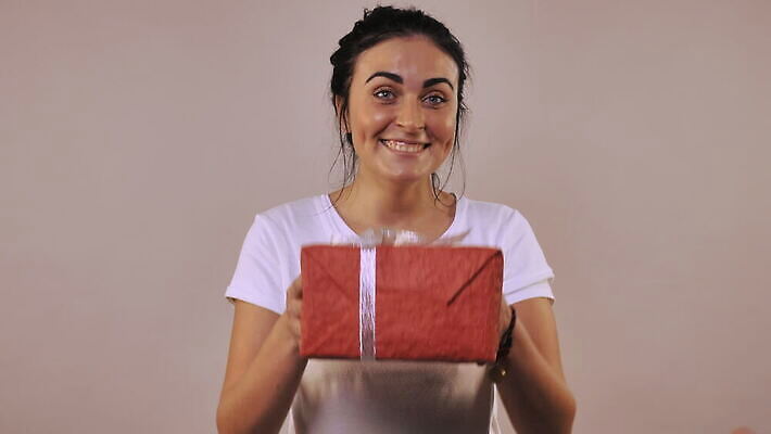 여자 남자 행복 리본 백그라운드 크리스마스 포장 갈색머리 실내 발렌타인데이 관리 선물 한명 미소 사람 빨간색 선물상자 상자 놀람 낭만 축하 잡기 생일 호기심 주기 보여주기 4K MOV 해외동영상 클립영상 1 헤어스타일 기념일 감정 컬러 컨셉 모션 데이이벤트 표정 내부 동영상 파일형식