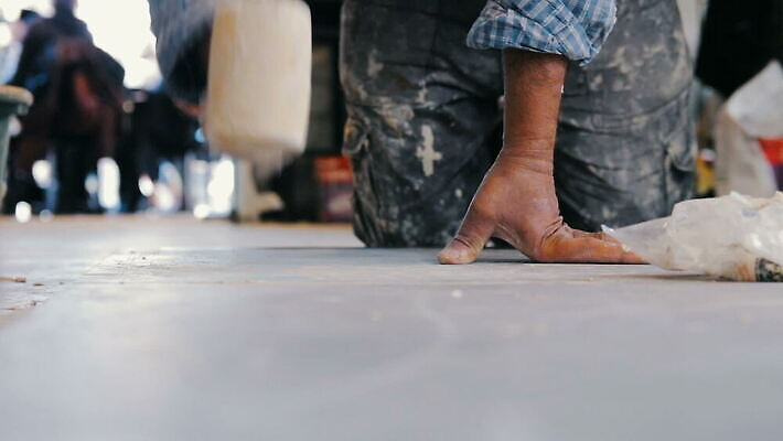 직업 산업 표면 노동자 바닥 실내 사람 내부 건물 쌓기 장비 건설현장 공구 고리 보행로 수리 망치 타일 시멘트 정리 개발 건축업자 공예가 넣기 미장 석고 석공 콘크리트 MOV 해외동영상 클립영상 건축물 건축 길 모션 건설업 도구 동영상 파일형식