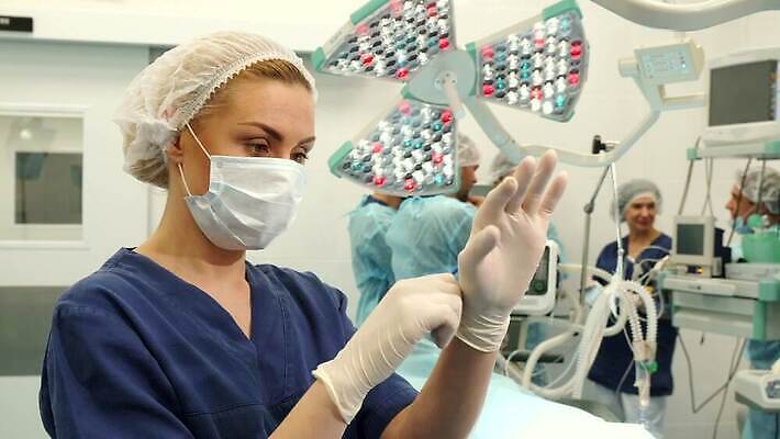 백인 직업 손 남자 과학 장갑 백그라운드 유니폼 손가락 건강 병원 손바닥 안전 사람 여러명 약 방 장비 간호사 의사 흰색 도구 공구 긴급 업무 수술 보호 극장 오브젝트 서비스 준비 고무 외과 순서 돌봄 라텍스 에이즈 위생관리 4K MOV 해외동영상 클립영상 서양인 잡화 옷 컬러 다수 컨셉 의학 모션 관리 신체부위 치료 의료진 작업 질병 동영상 파일형식