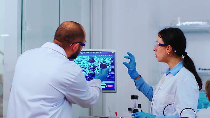 직업 과학 건강 현미경 실험 치료 약 검은색 장비 간호사 의사 그룹 엔지니어 실험실 바이러스 보호 질병 생명공학 연구원 과학자 분석 직원 생물학 하이테크 미생물 다민족 말다툼 혁명 개발 백신 전염병 화학자 코로나바이러스 4K MOV 해외동영상 클립영상 교육 컬러 컨셉 의학 생물 기술 실험기구 의료진 기술자 싸움 동영상 학자 파일형식