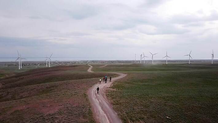 산업 도로 호수 바다 여행 밭 날개 자연 하늘 바람 안테나 파노라마 풍경 초원 사람없음 야외 초록색 환경 탑 힘 재활용 발전기 시골 그룹 풍력에너지 정상 승차 에코 프로펠러 회전 사이클링 유지 돛대 드론 스텝 카자흐스탄 4K 알마티 MP4 해외동영상 클립영상 자연요소 건축물 아시아 길 컬러 농업 통신 교통시설 모션 날씨 촬영기법 발전소 그린에너지 육상스포츠 친환경 생태계 동영상 파일형식