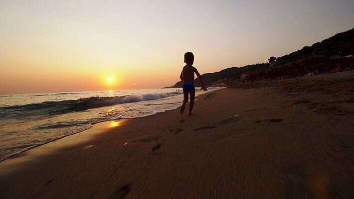 실루엣 어린이 모래 바다 여행 장난 놀이 휴가 한명 사람 소년 야외 여름 달리기 태양 걷기 일몰 4K MOV 해외동영상 클립영상 자연요소 1 계절 남자 모션 촬영기법 노을 동영상 파일형식